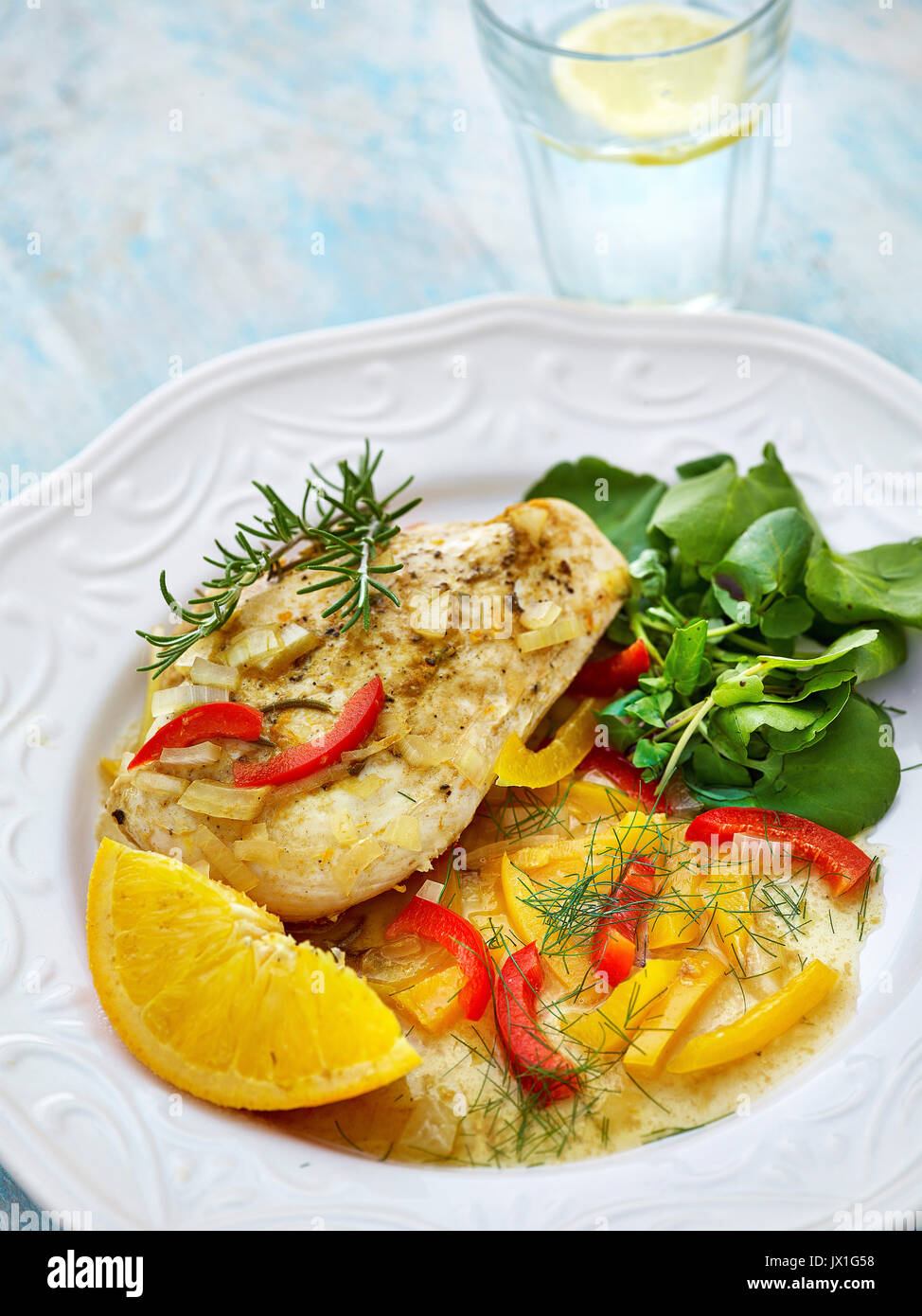 Pfanne gebratene Hühnerbrust mit einer Zwiebel und Paprika Dressing mit Baby Spinat Stockfoto