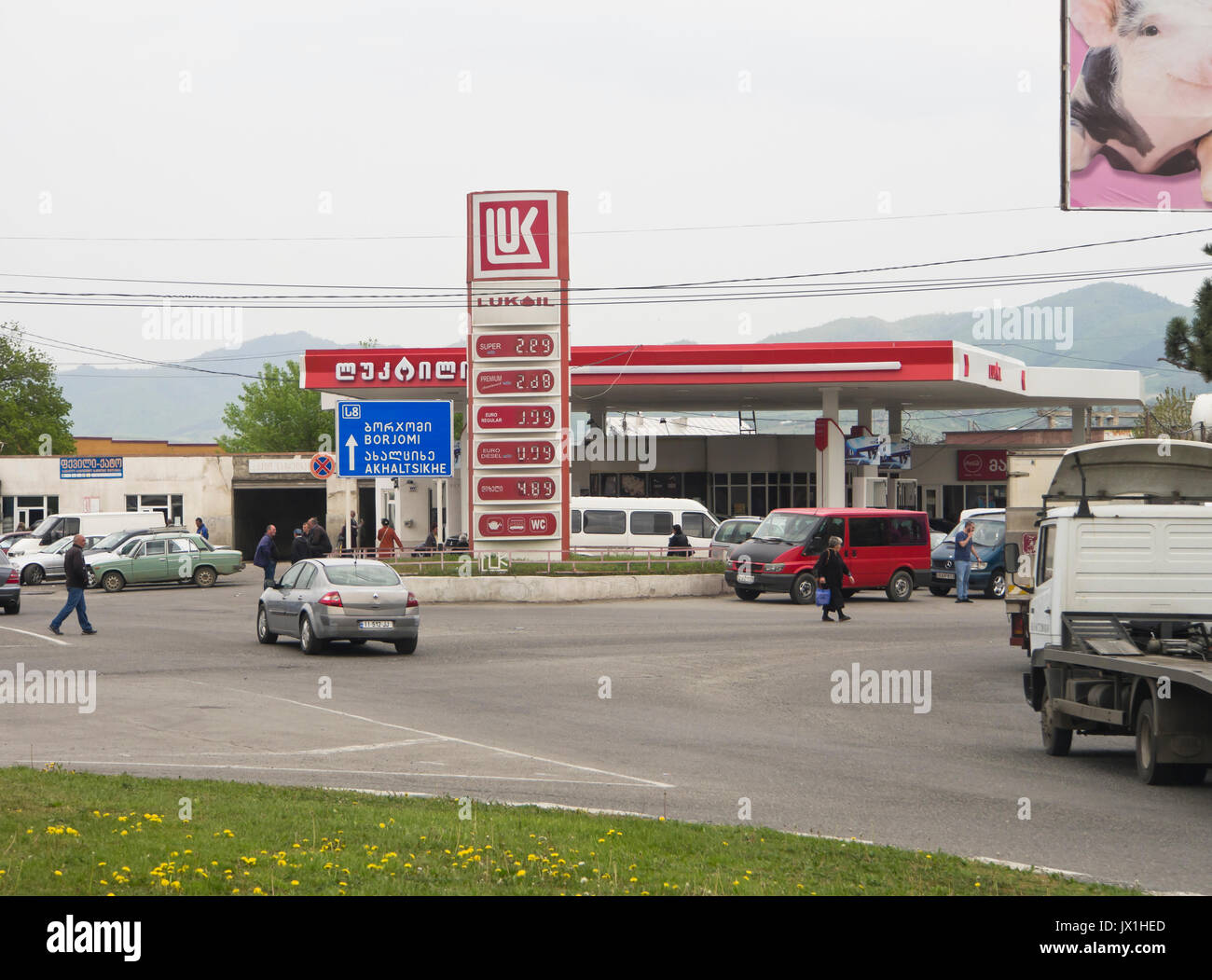 Schnittpunkt und LUK-Tankstelle in der Nähe von Akhaltsikhe in Georgien Stockfoto