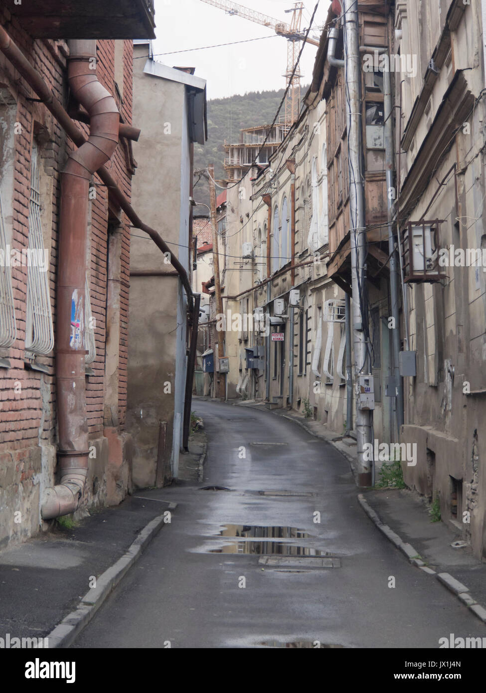 Der Bezirk zwischen Platz der Freiheit und der Kura im Zentrum von Tiflis Georgien hat viele kleine Gassen mit alten verfallenen Häusern. Stockfoto