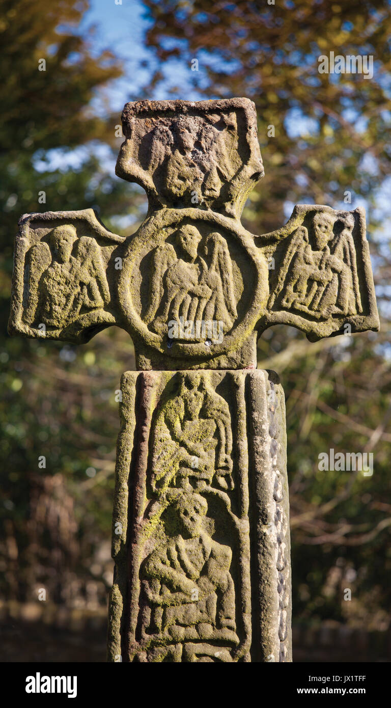 Keltisches Kreuz im Eyam Kirchhof, Eyam' Pest Dorf", Derbyshire, England Stockfoto