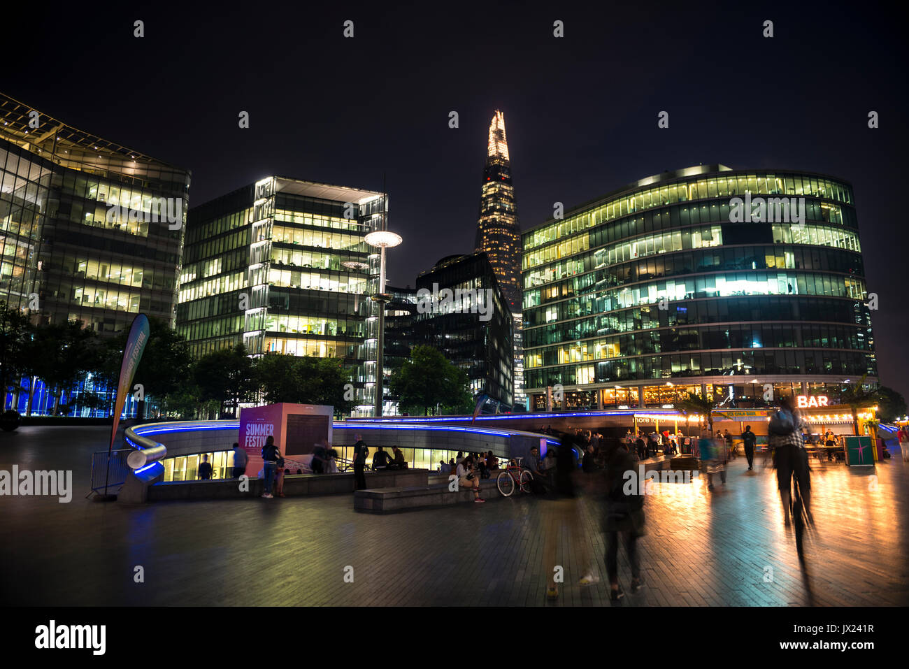Waterfront in der Nacht, mehr Londoner Riverside, der SHARD an der Rückseite, London, England, Vereinigtes Königreich Stockfoto
