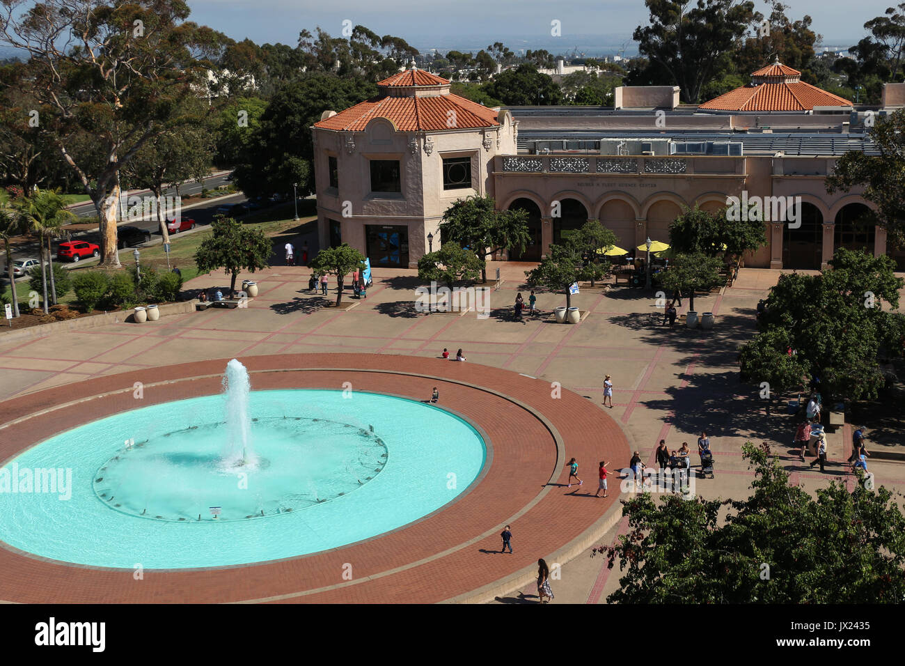 Dachterrasse mit Blick auf die Plaza de Balboa und die riesige Bea Evenson Brunnen vor der Ruben H. Flotte Museum im Balboa Park, San Diego, Kalifornien. Stockfoto