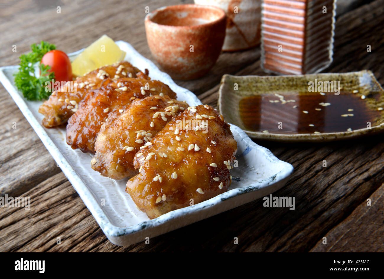 Fried Chicken Wing mit pikanter Sauce im japanischen Stil oder Tebasaki Flügel dienen in Izakaya restourant. Stockfoto
