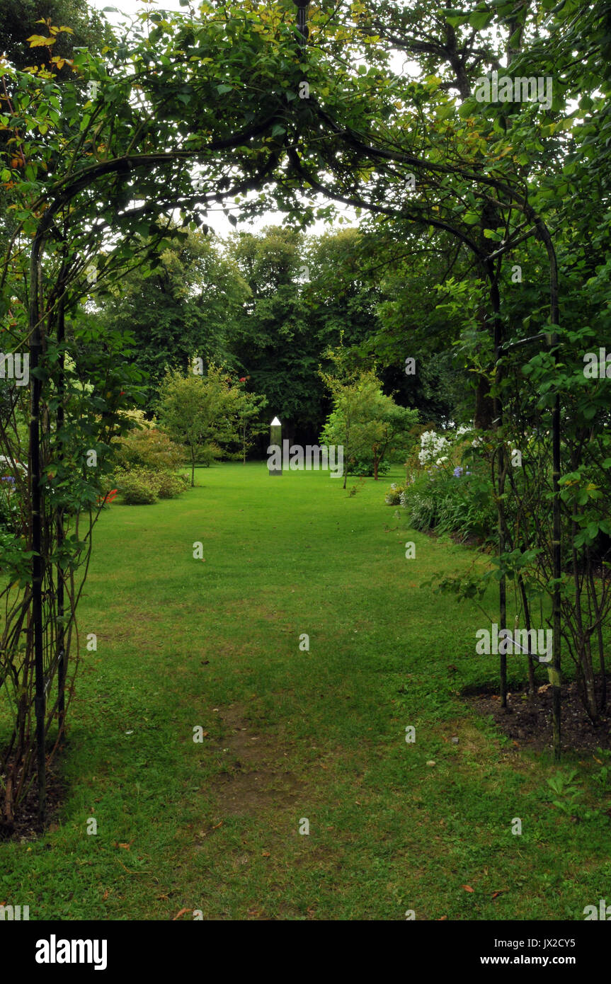 Die Gärten von Prideaux Place padstow Großbritannien im Sommer mit grünen Gärten und Brunnen und Statuen formal Gartenarbeit Gründen gehalten weel durch Gärtner Stockfoto