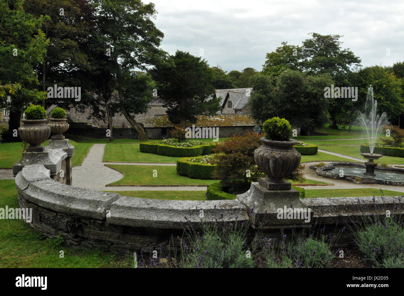 Die Gärten von Prideaux Place padstow Großbritannien im Sommer mit grünen Gärten und Brunnen und Statuen formal Gartenarbeit Gründen gehalten weel durch Gärtner Stockfoto