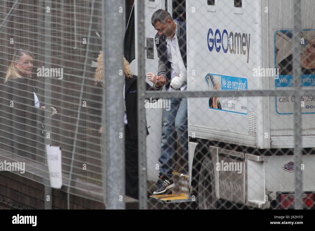 Afgan Mörder Jamshid Piruz kommt an Hove Crown Court für Satz. Jamshid angegriffen zwei Sussex Polizisten mit einer Kralle Hammer in Crawley letztes Jahr, nachdem in Großbritannien anreisen aus Holland. Stockfoto