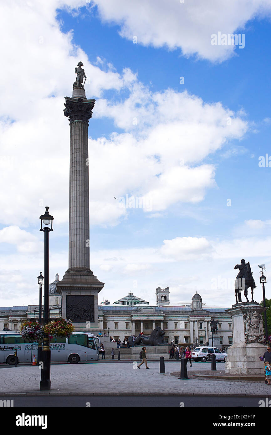 Nelson Spalte, den Trafalgar Square, die National Gallery im Hintergrund. London Sommer 2017, blauer Himmel mit Wolken, schönem Wetter, Leute, Bus, Denkmal, Blumen. Stockfoto