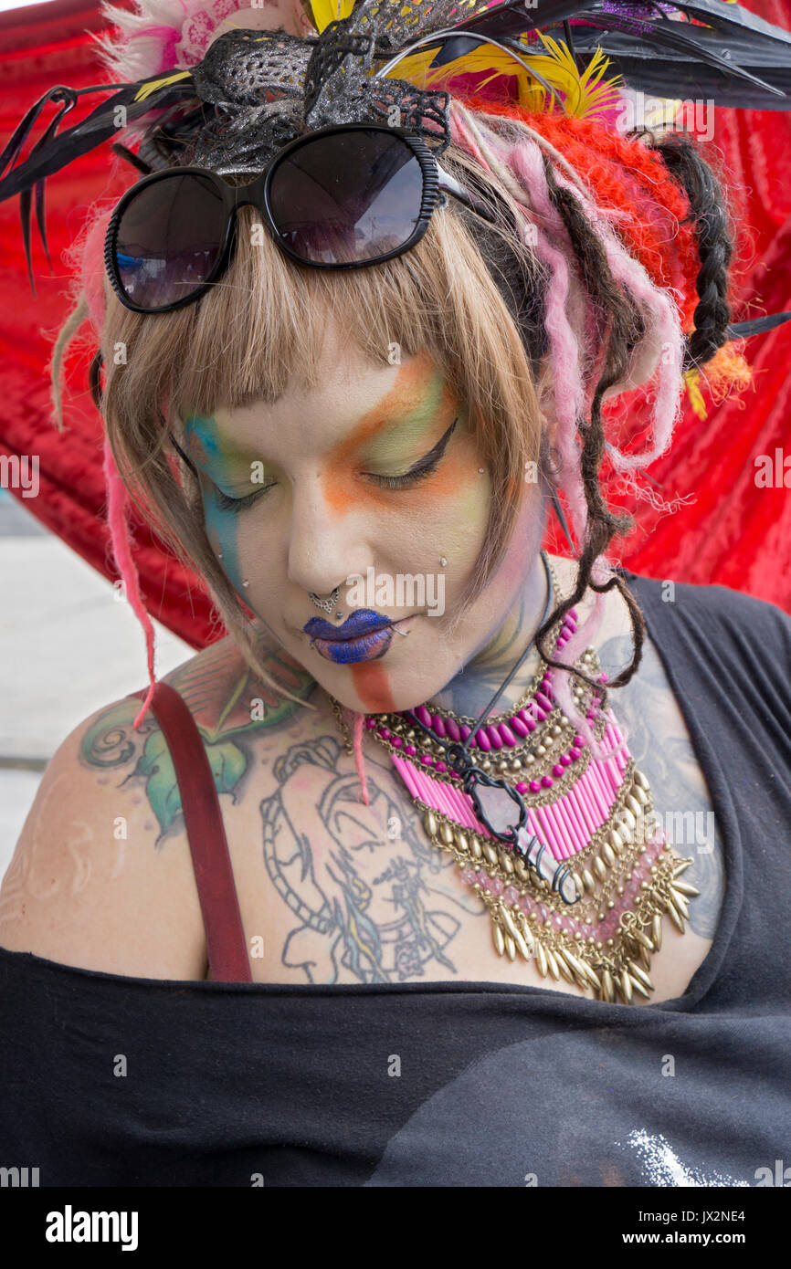 Foto von Frau Stylist in aufwendigen Make-up an einer Messe in Coney Island, Brooklyn, New York City. Stockfoto