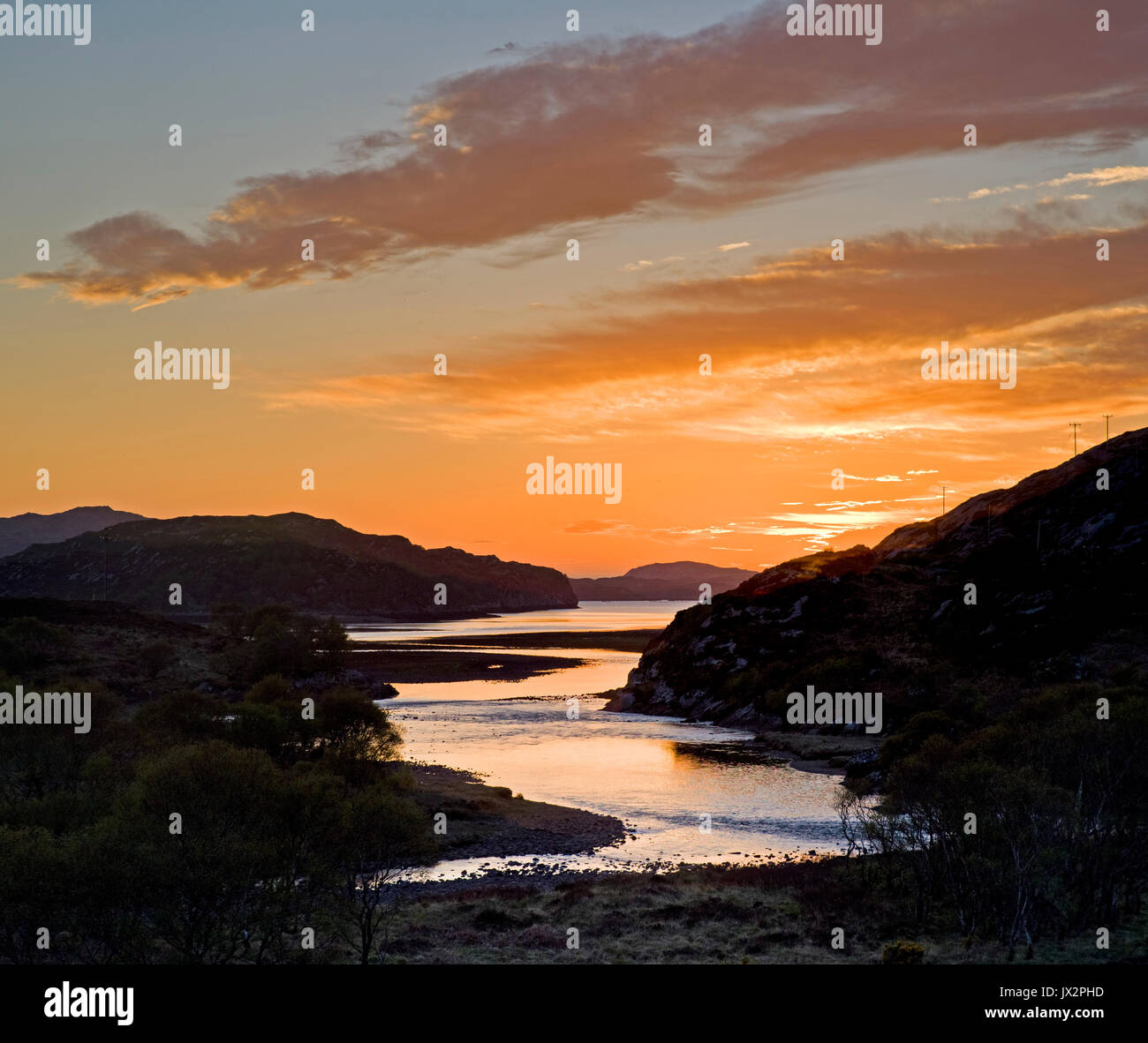 Dramatischer Sonnenuntergang an der Mündung des Flusses Laxford, wo Sie Gezeiten Loch Laxford, Sutherland, Northwest Highlands, Schottland Großbritannien Stockfoto