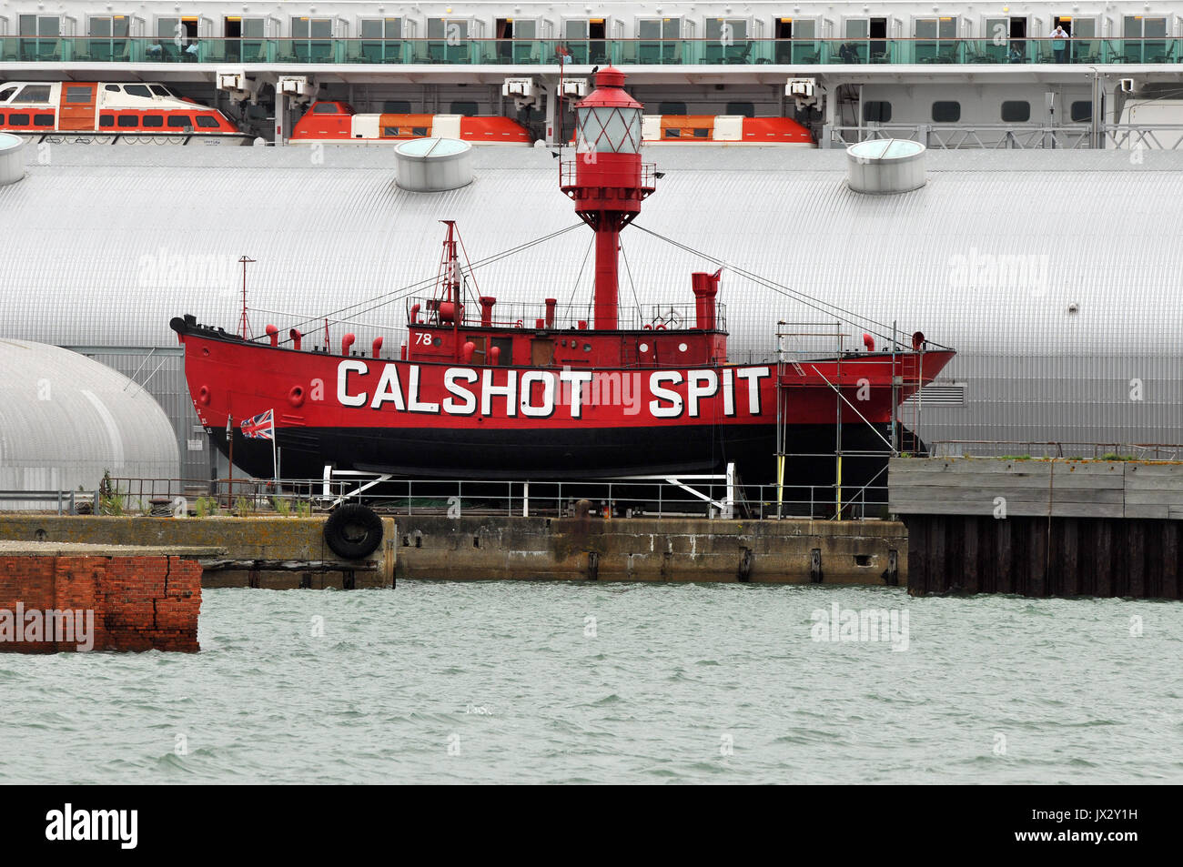 Die Calshot Spit licht Schiff oder Licht Schiff auf dem Ozean Liner Kreuzfahrt oder Cruise Terminal im Hafen von Southampton Docks. Trinity House Navigation. Stockfoto