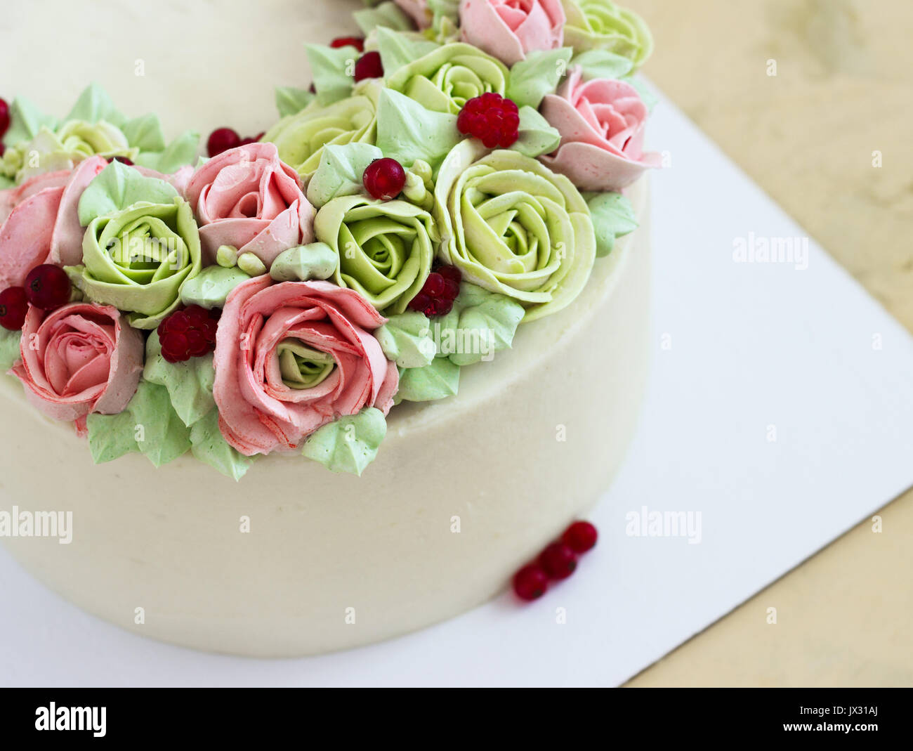 Geburtstag Kuchen mit Blumen Rose auf hellen Hintergrund. Stockfoto