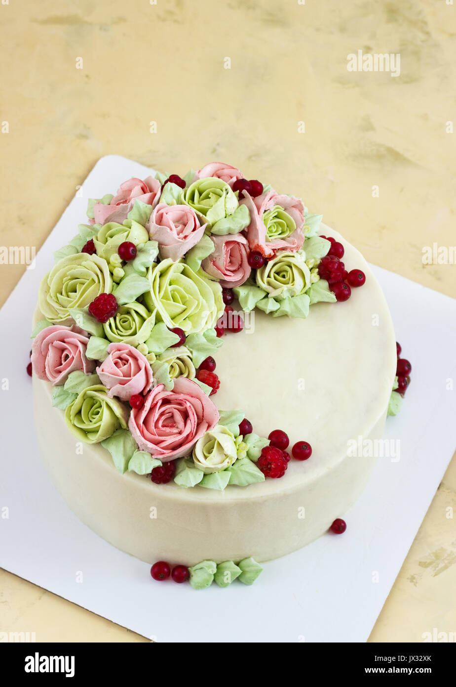 Geburtstag Kuchen mit Blumen Rose auf hellen Hintergrund. Stockfoto