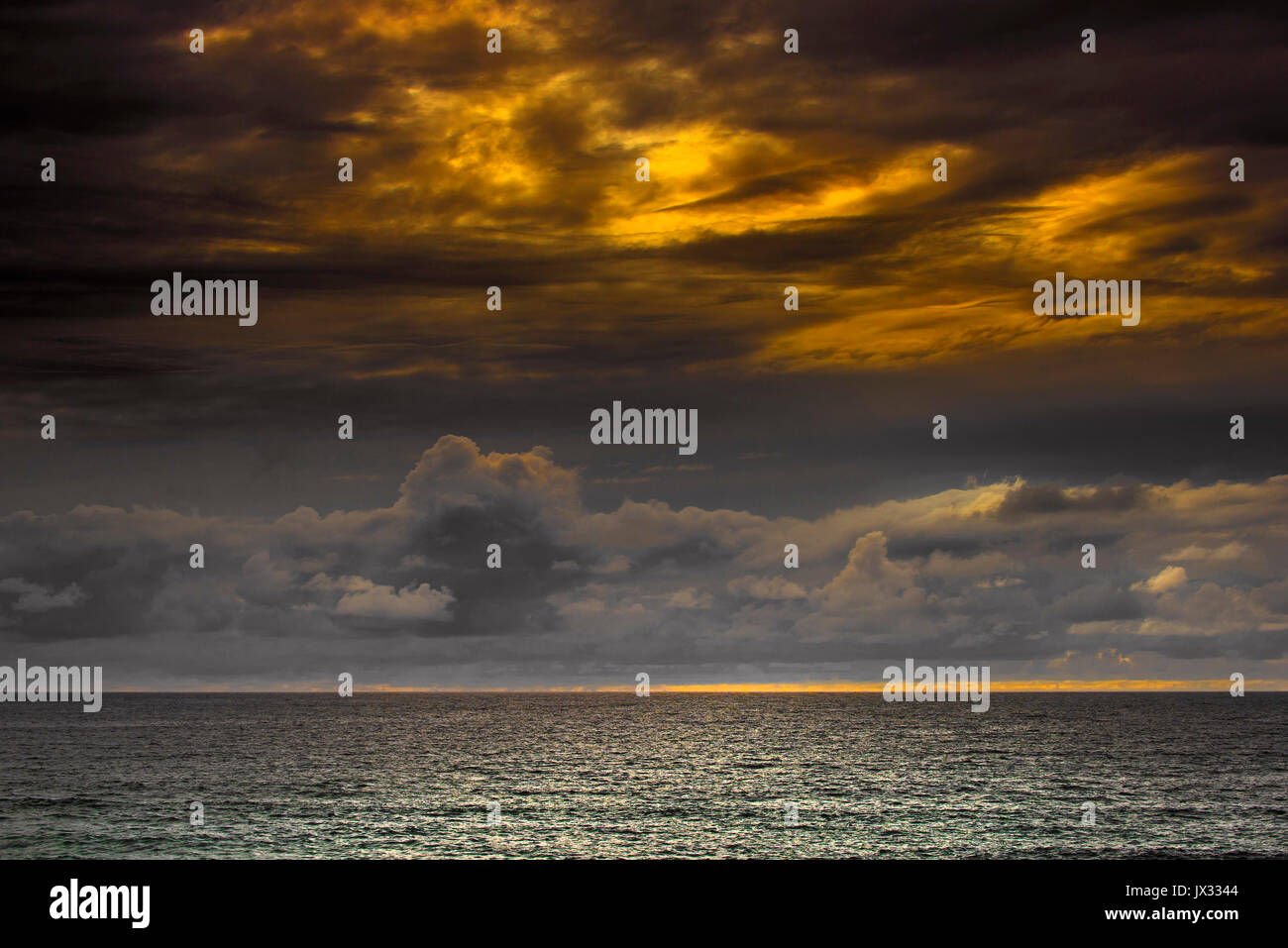 Wolken und den Sonnenuntergang über dem Meer. Stockfoto