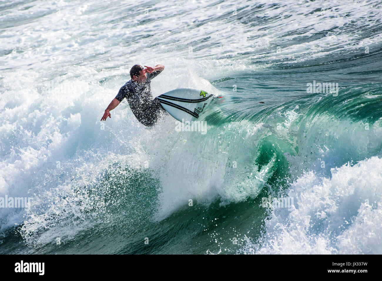 Surfen-UK. Ein Surfer auf einer Welle am Fistral in Newquay, Cornwall. Stockfoto