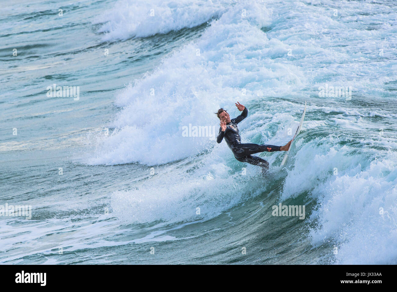 Surfen-UK. Ein Surfer auf einer Welle am Fistral in Newquay, Cornwall. Stockfoto