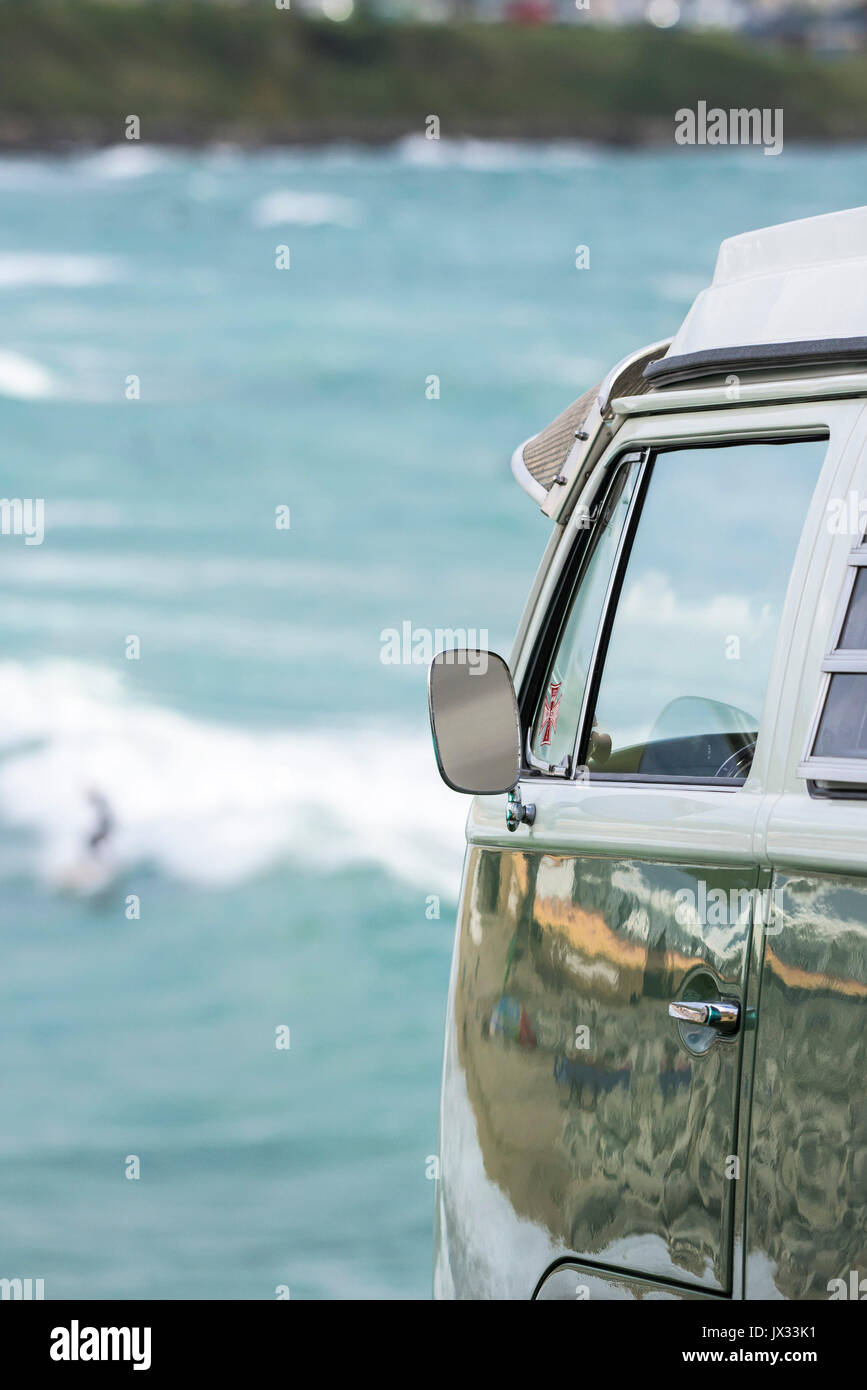 Die aussenspiegel an der Seite eines alten VW Wohnmobil geparkt mit Blick auf das Meer. Stockfoto