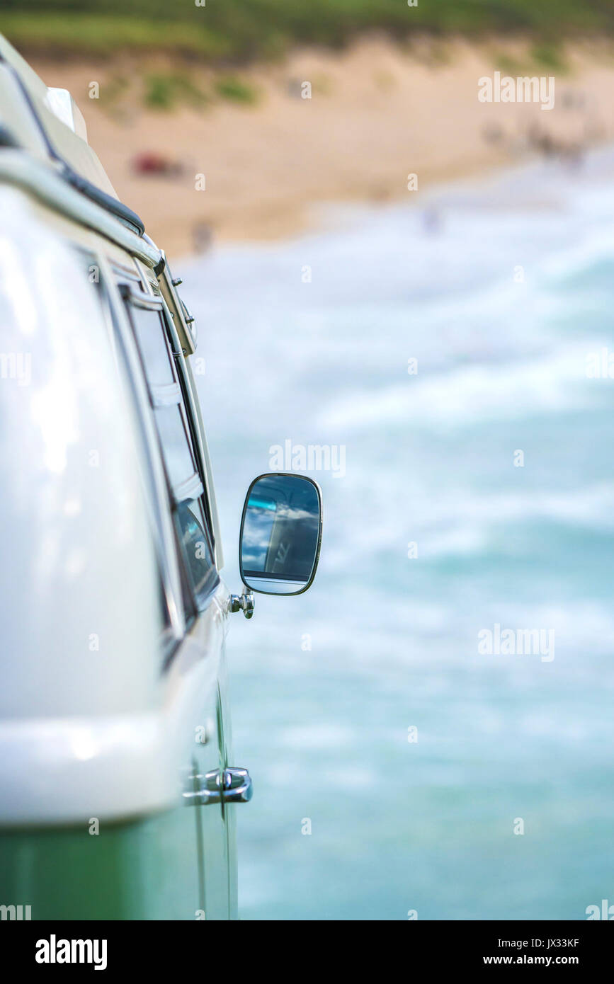 Die aussenspiegel an der Seite eines alten VW Wohnmobil geparkt mit Blick auf das Meer. Stockfoto