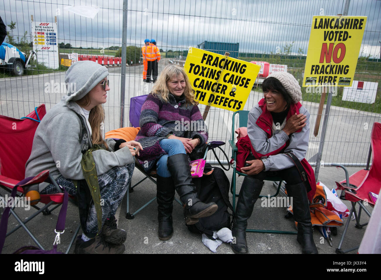 Anti-fracking Aktivisten und Demonstranten vor den Toren von Quadrilla's fracking Website Juni 31 st, Lancashire, Großbritannien. Der Kampf gegen die Fra Stockfoto