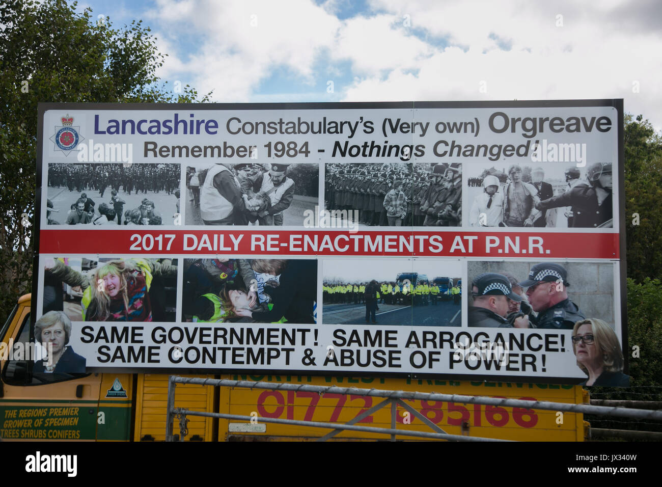 Ein anti-fracking losgerissene Reklametafel in New Preston Road compairing Orgreave in der Schlacht von 1984 bis heute die Polizeiarbeit von Anti-fracking protestieren. Stockfoto