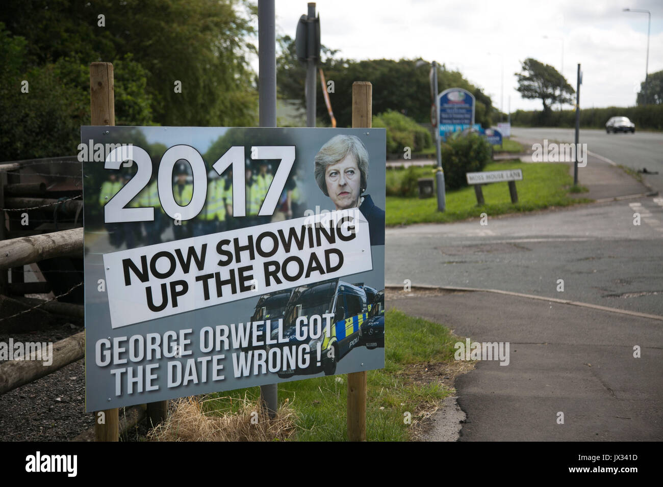 Ein anti-fracking losgerissene Reklametafel in New Preston Road mit einem Bild von PM Theresa May und Text sagen 1984 ist 2017. Stockfoto