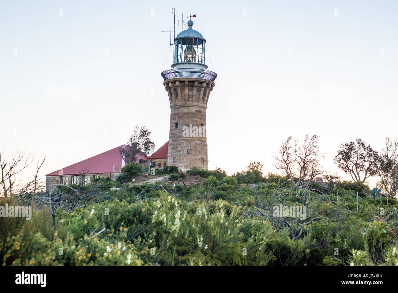 Barrenjoey Leuchtturm steht an Barrenjoey Head im Palm Beach im Norden Sydneys Strände. 1881 gebaut, ist dieses Erbe Leuchtturm ist eine Ikone Sydney Attraktion. Foto am 20. Juli 2017 aufgenommen. Stockfoto