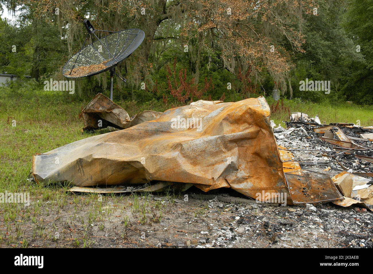 Mobilheim in einer ländlichen Gegend von North Florida verbrannt. Stockfoto