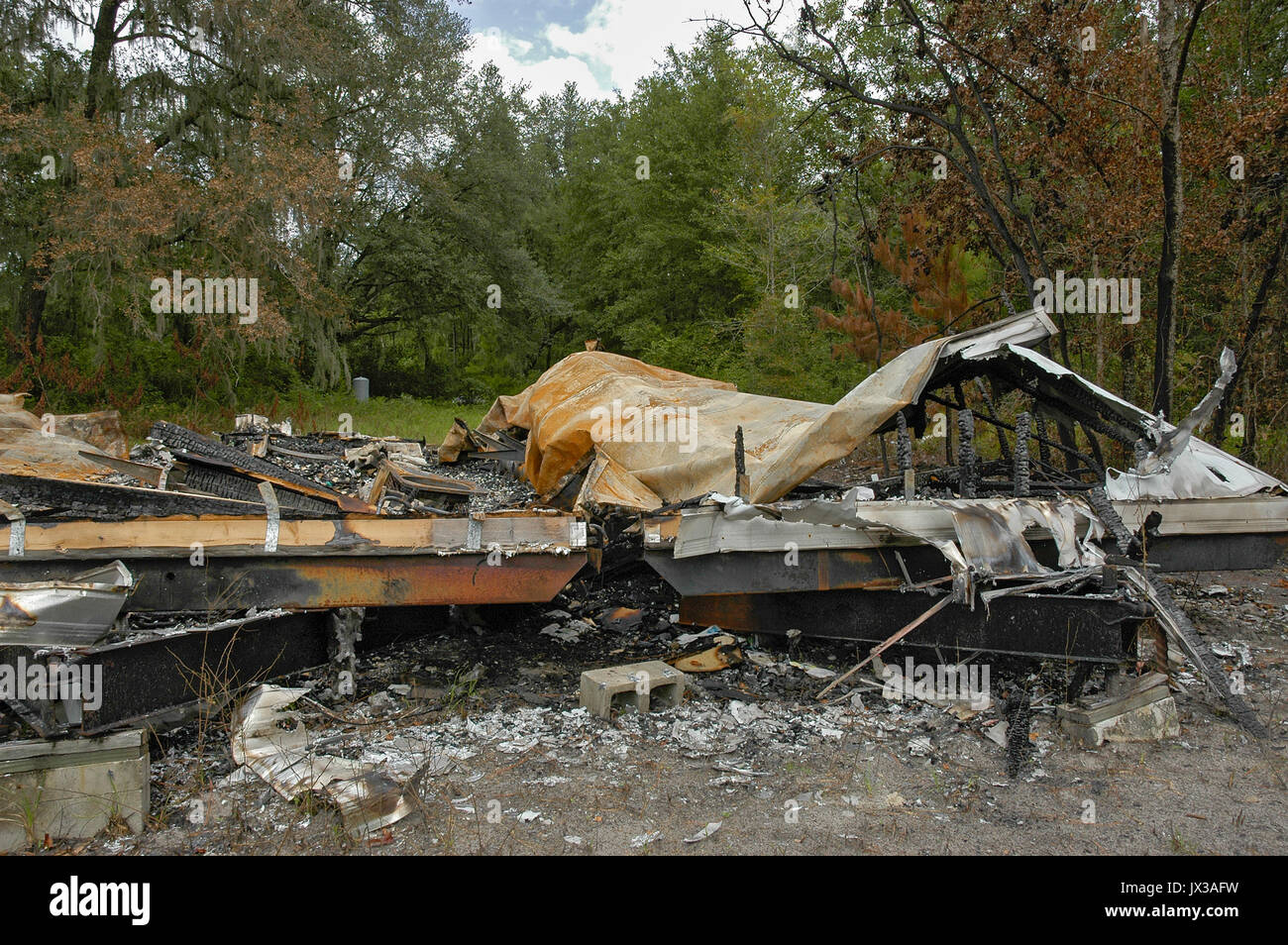 Mobilheim in einer ländlichen Gegend von North Florida verbrannt. Stockfoto