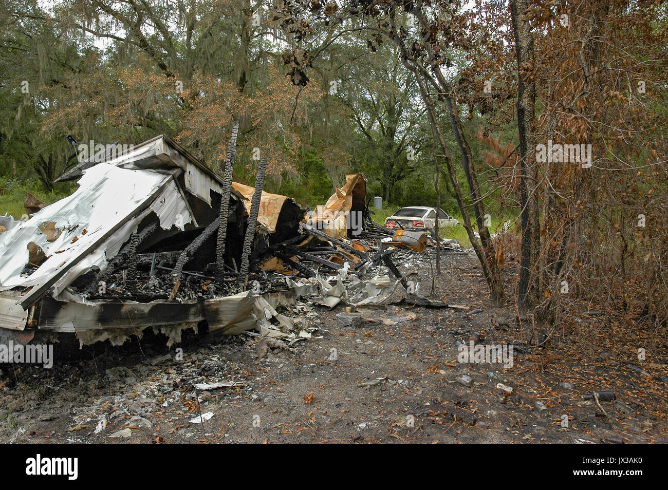 Mobilheim in einer ländlichen Gegend von North Florida verbrannt. Stockfoto