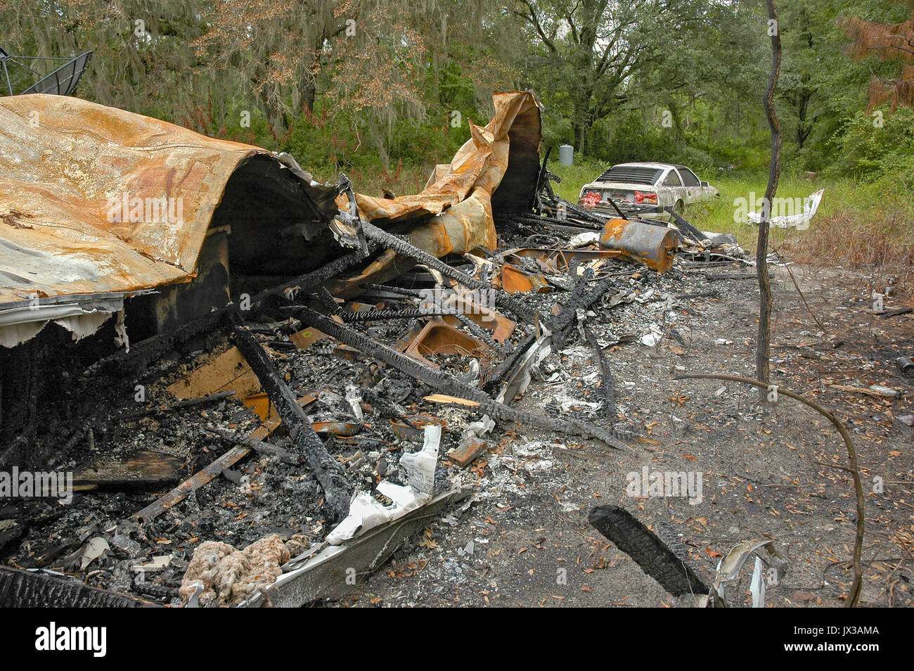 Mobilheim in einer ländlichen Gegend von North Florida verbrannt. Stockfoto