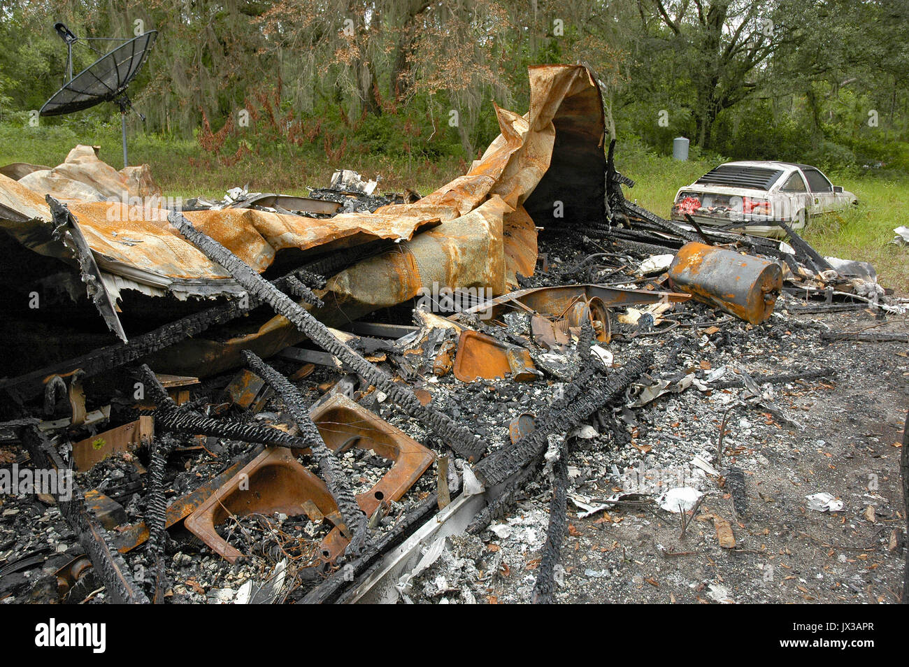 Mobilheim in einer ländlichen Gegend von North Florida verbrannt. Stockfoto