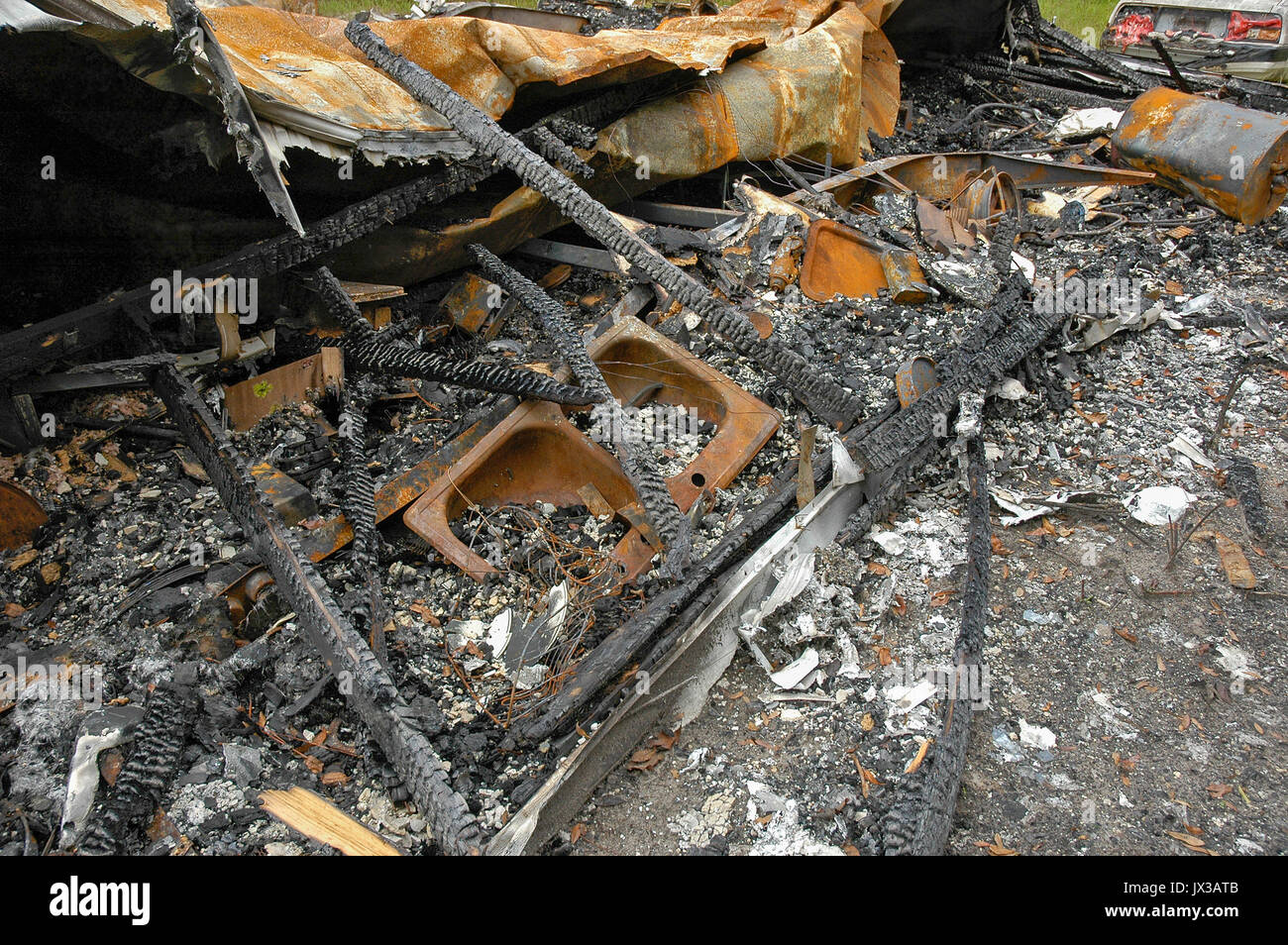 Mobilheim in einer ländlichen Gegend von North Florida verbrannt. Stockfoto