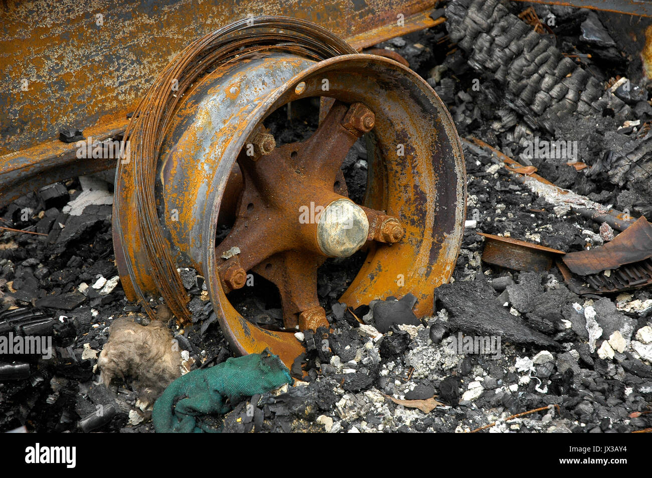 Mobilheim in einer ländlichen Gegend von North Florida verbrannt. Stockfoto