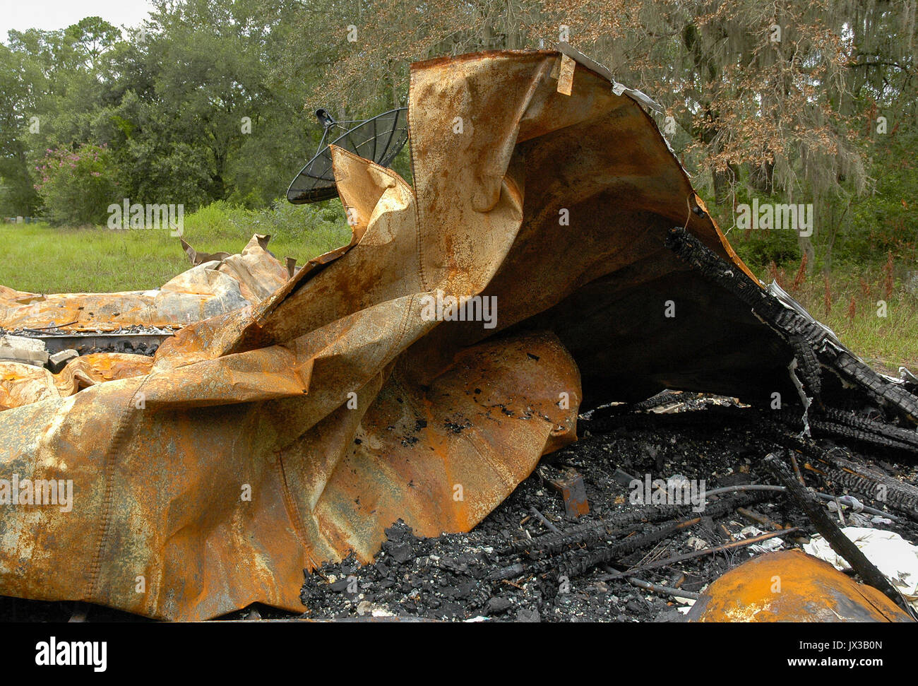 Mobilheim in einer ländlichen Gegend von North Florida verbrannt. Stockfoto