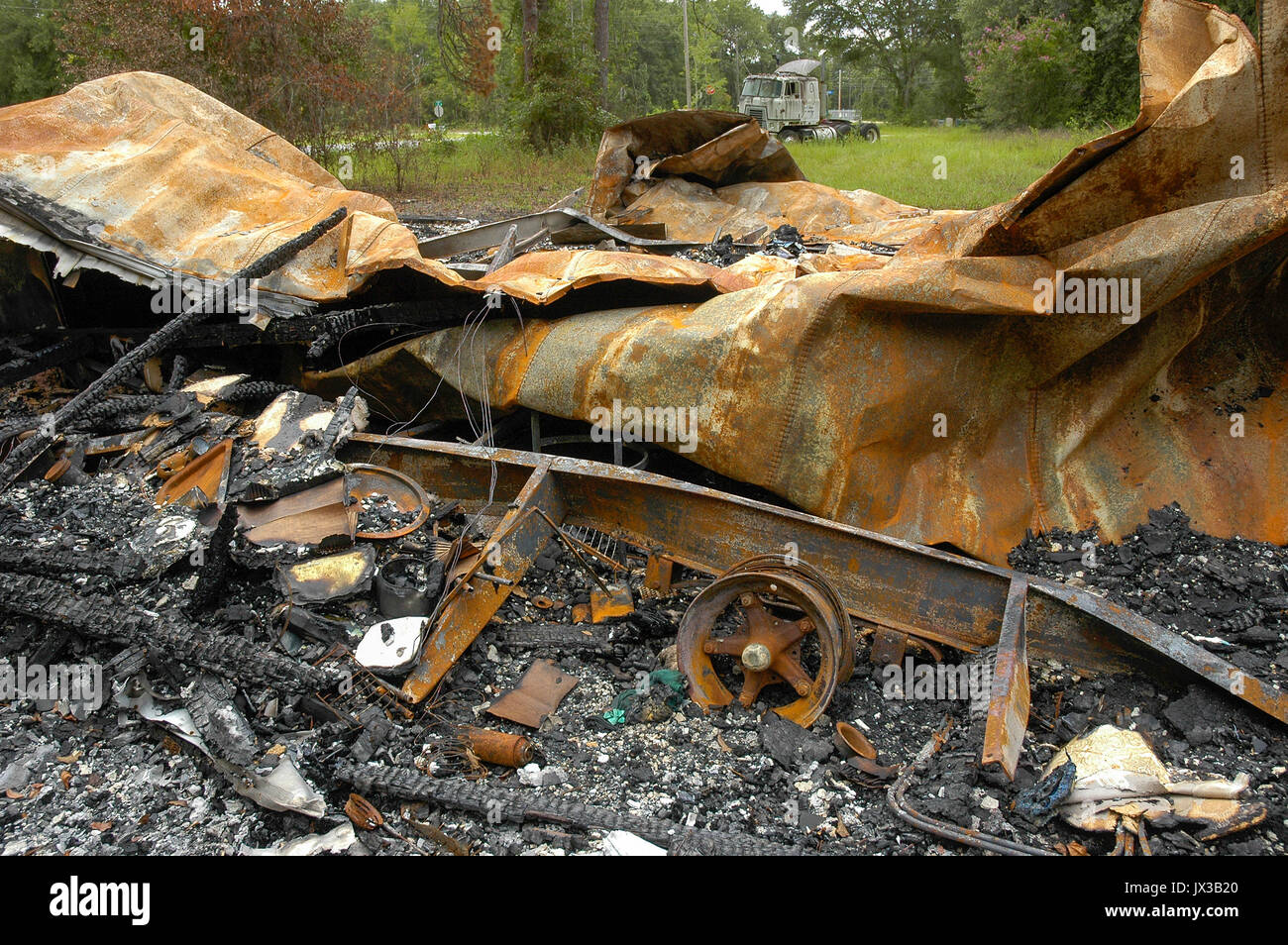 Mobilheim in einer ländlichen Gegend von North Florida verbrannt. Stockfoto