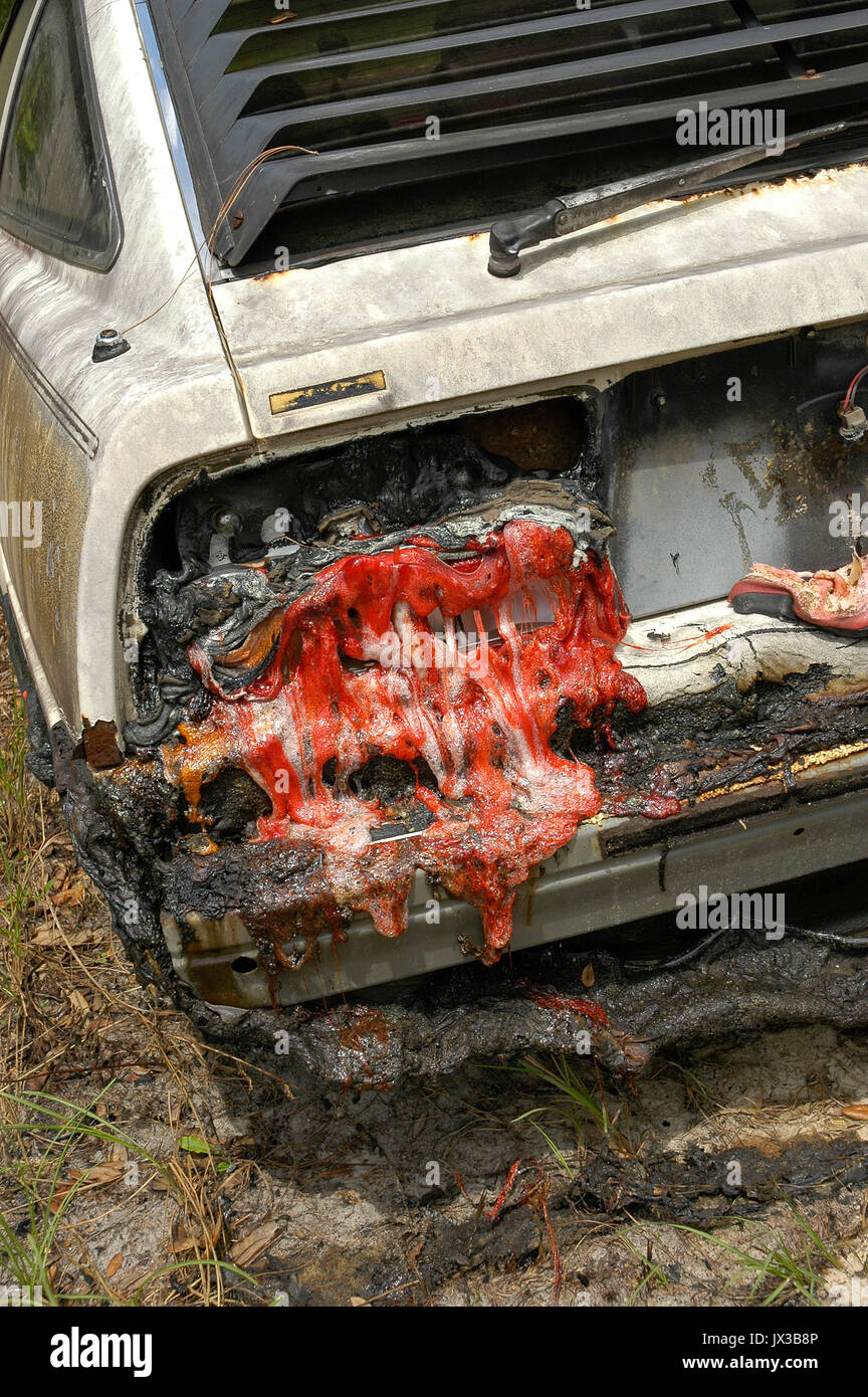 Auto verbrannt in einem Haus Feuer mit geschmolzener Kunststoff Rückleuchten. Stockfoto