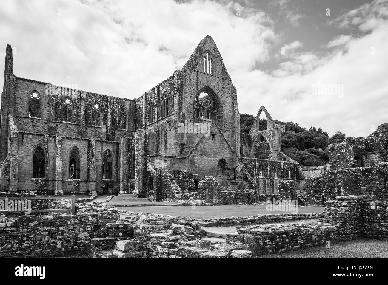 Schwarz-weiß Foto von Tintern Abbey, in der Nähe von Newport, Wales Stockfoto