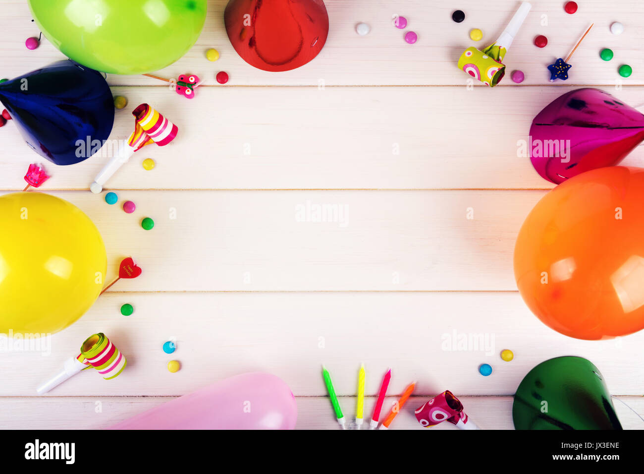 Geburtstag Partyartikel auf weißem Holz- Hintergrund. top View Stockfoto