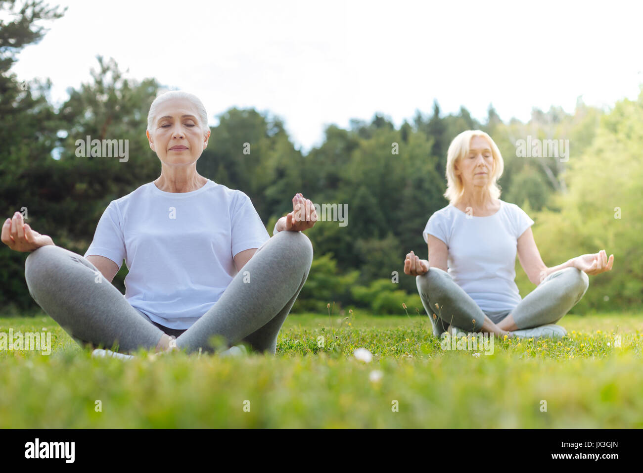 Zwei Partner Yoga auf frische Luft Stockfoto