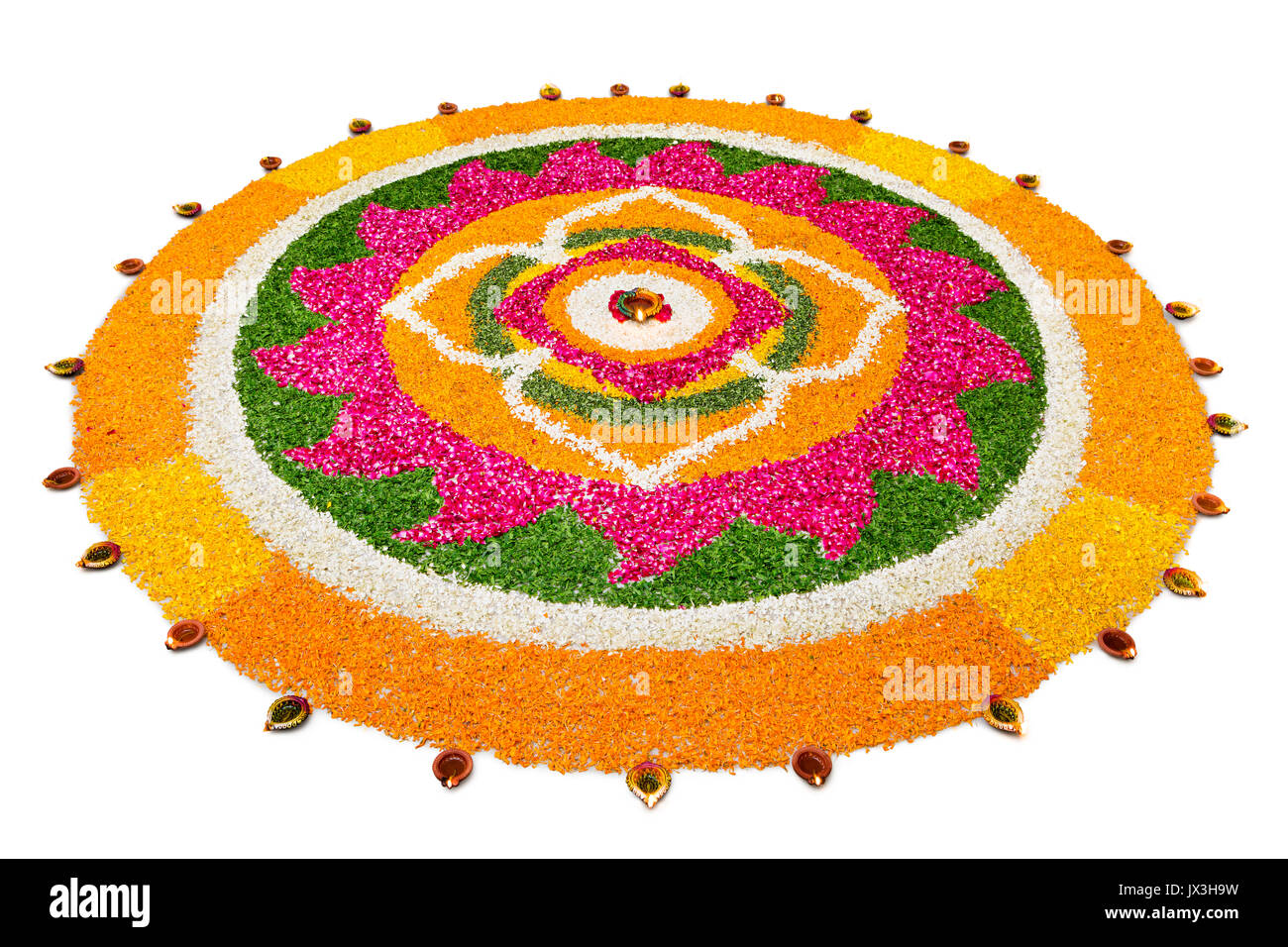 Traditionelles indisches Diwali-fest Blume rangoli mit Diyas Stockfoto