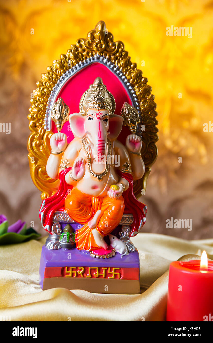 Kleine Statue von Lord Ganesha Pooja Anordnung zu Hause während Ganesh Festival in Indien Stockfoto