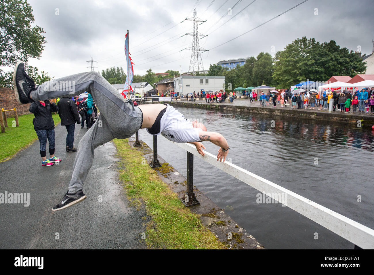 Jungen und junge Männer Parkour Stockfoto