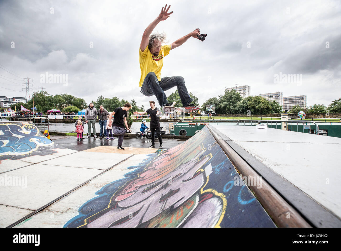 Mann mittleren Alters, skateboarding Stockfoto