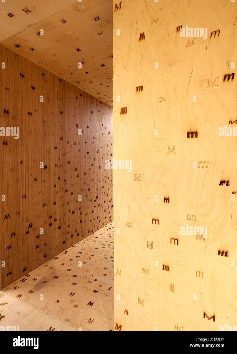 Abstrakte Sicht aus Sperrholz, typografische Tunnel. Monotype Büros, London, Vereinigtes Königreich. Architekt: Ben Adams Architekten, 2016. Stockfoto
