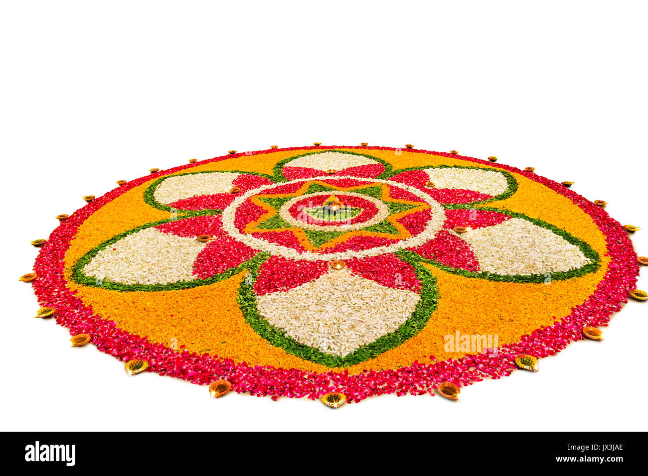 Diwali Festival Gelegenheit Rangoli Dekoration Design Blumen Blütenblätter mit Diyas Stockfoto