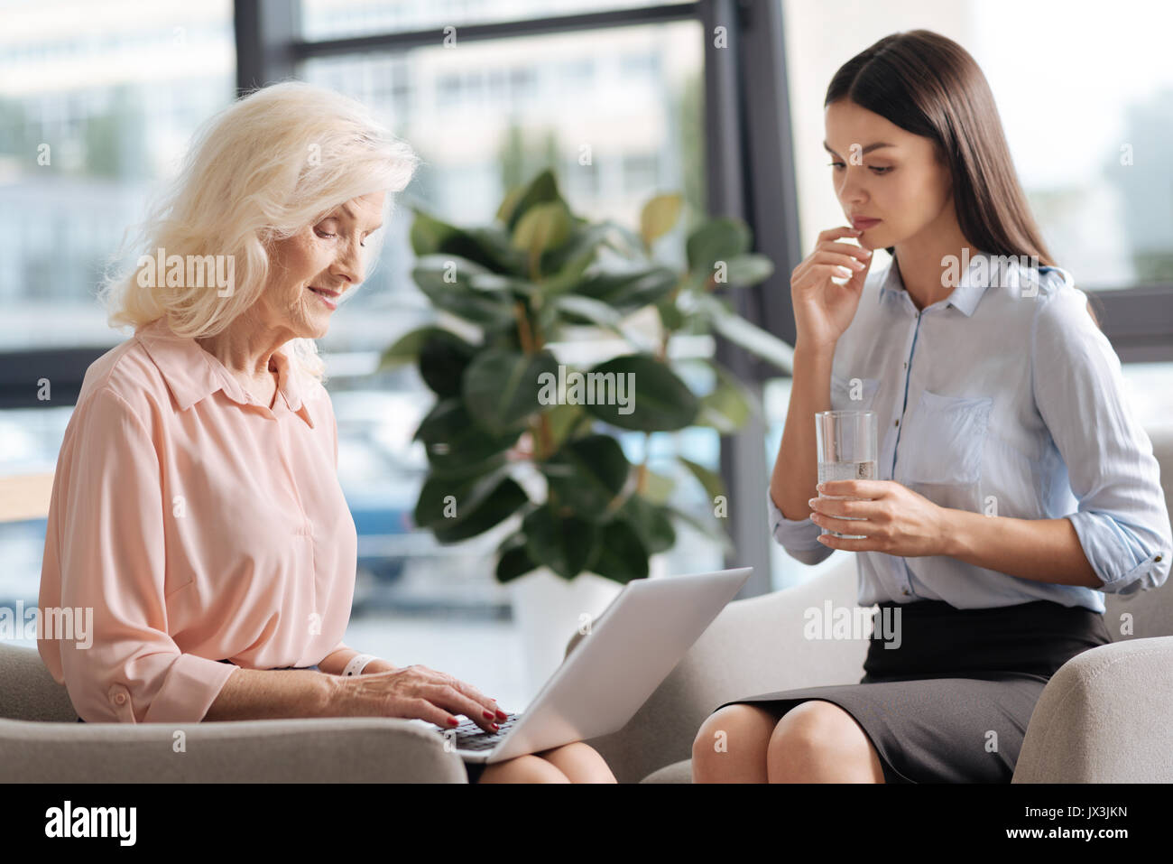 Schöne junge Frau mit einem Glas Wasser. Stockfoto