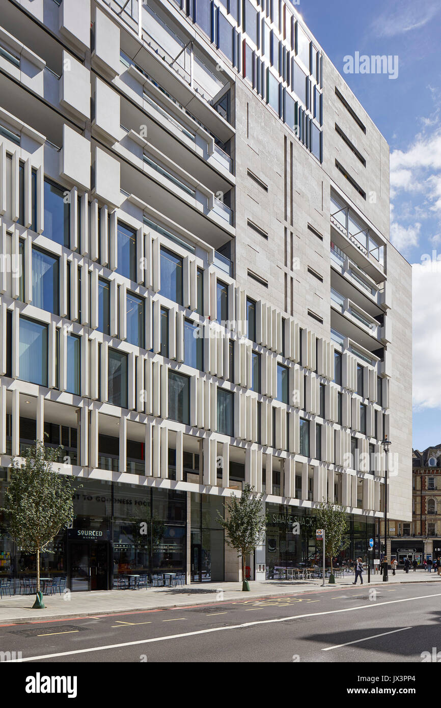 Fassade aus Stein, die sich über die Straße. Die Nova Gebäude, Westminster, Großbritannien. Architekt: PLP Architektur / Benson & Forsyth, 2017. Stockfoto