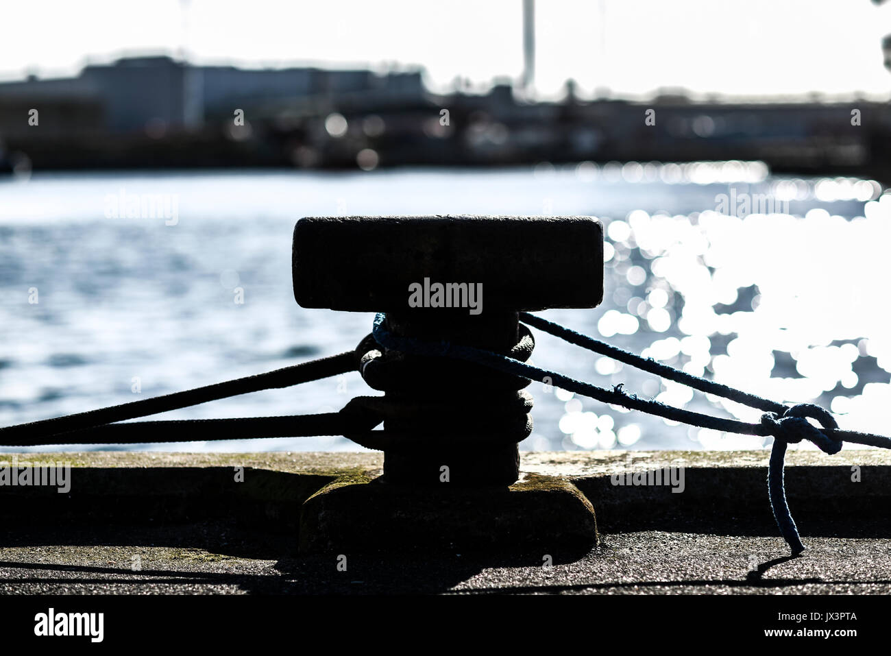 Alten Hafen Festmachen im Hintergrund der Sommer Marina an einem sonnigen Tag. Stockfoto