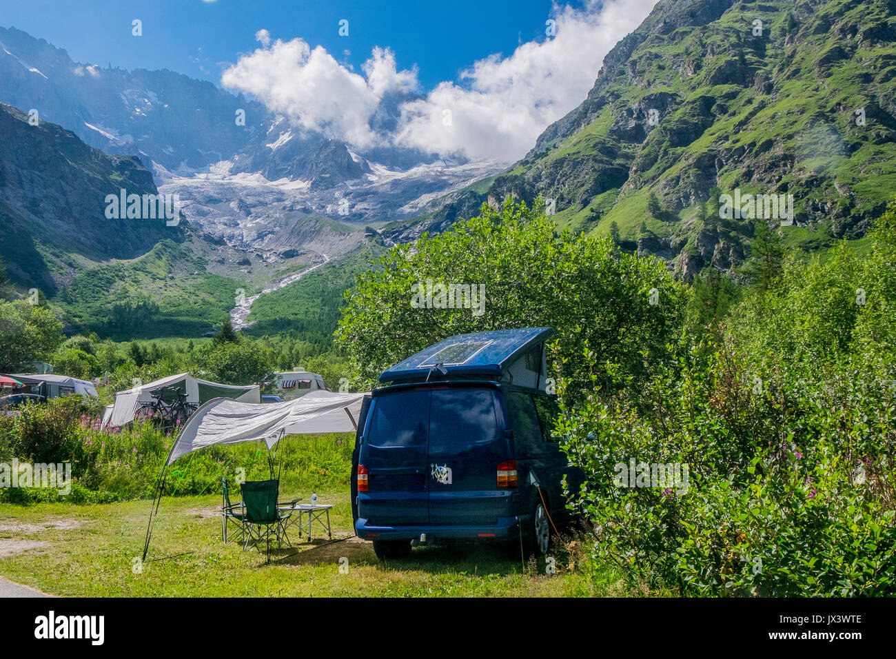 Vw t5 Wohnmobil camping des glaciers Camping in La Fouly in den schweizer  Alpen Schweiz Stockfotografie - Alamy