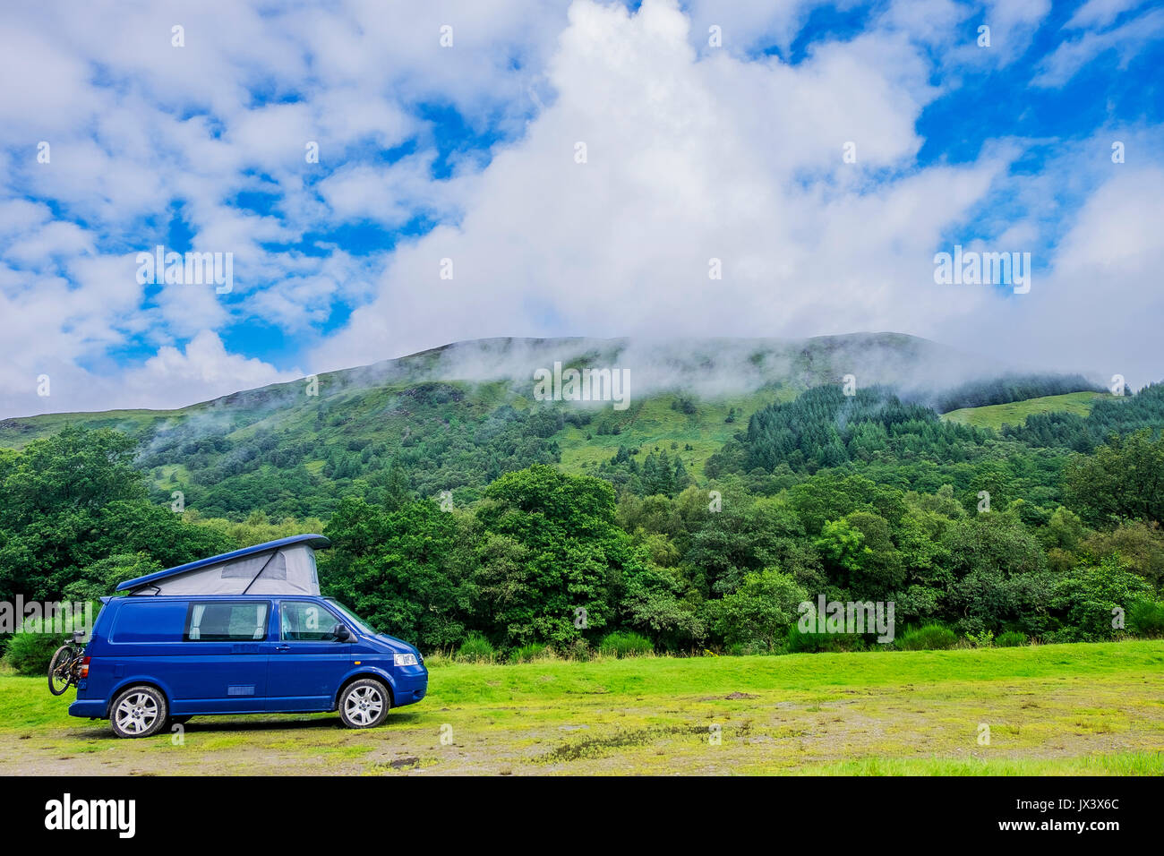 Vw t5 Wohnmobil in einem schottischen Forstverwaltung picnik Gegend in der Nähe von dalmally in den Highlands von Schottland geparkt Stockfoto