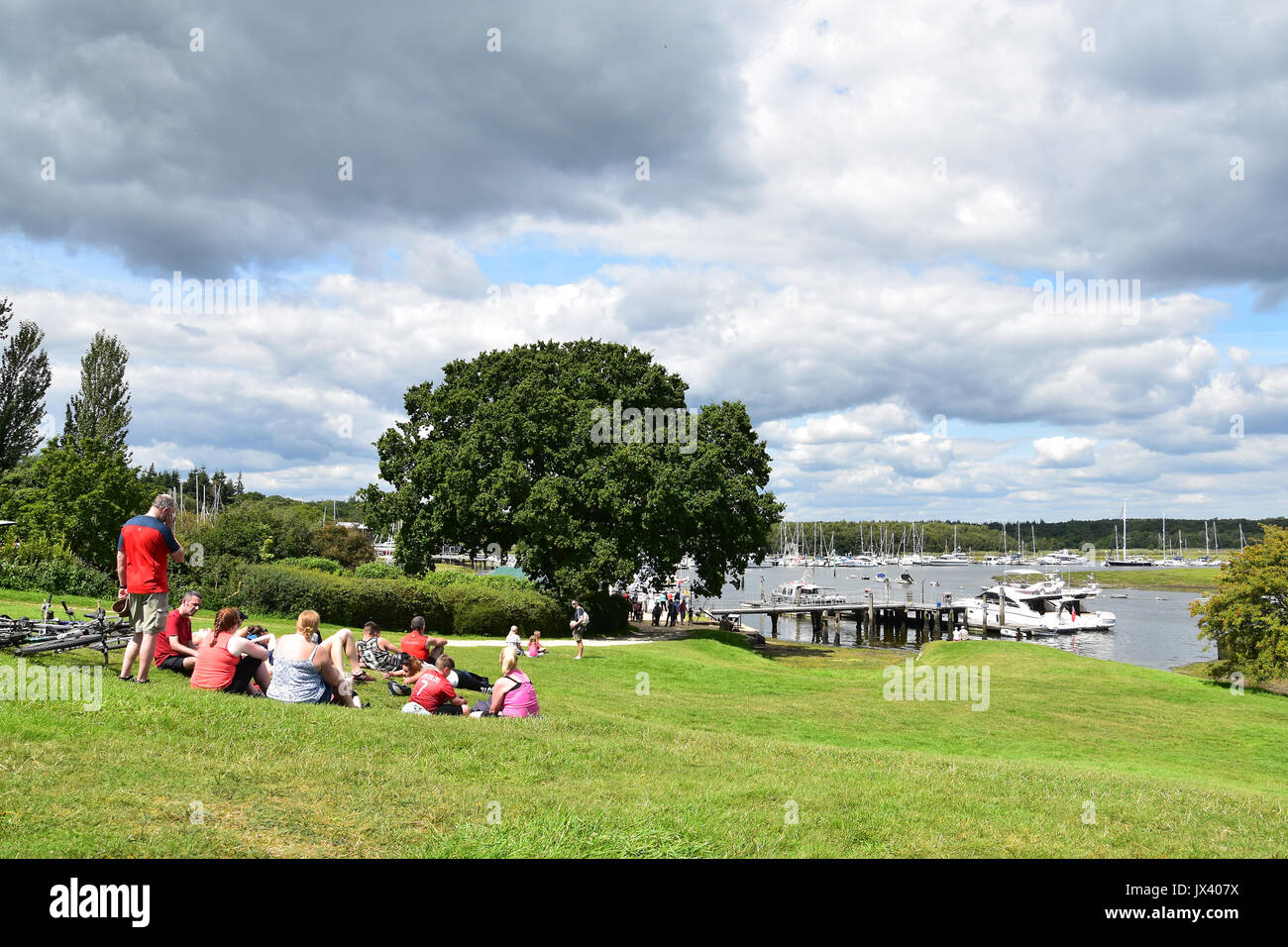 Besucher genießen Sie die Aussicht auf Beaulieu River von bucklers Hard, New Forest, Hampshire, England. Stockfoto